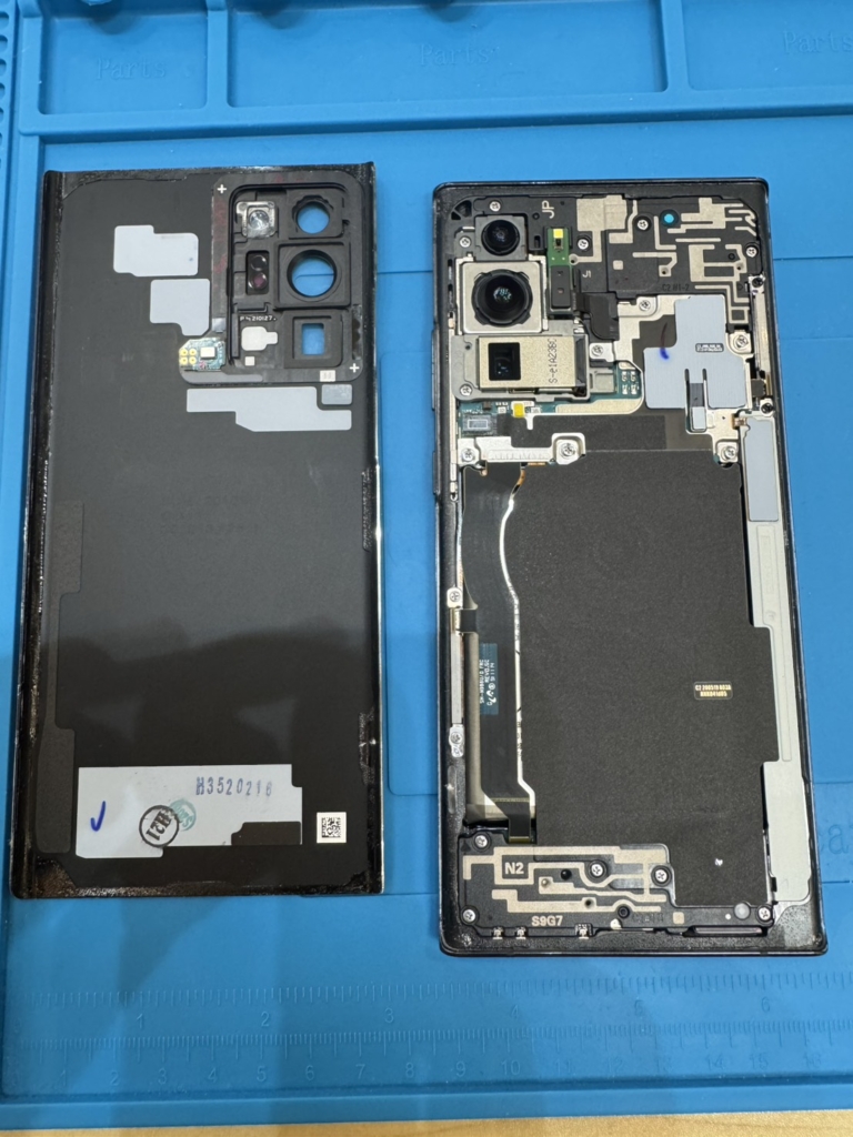 Galaxy Note20 Ultraの分解修理中の様子