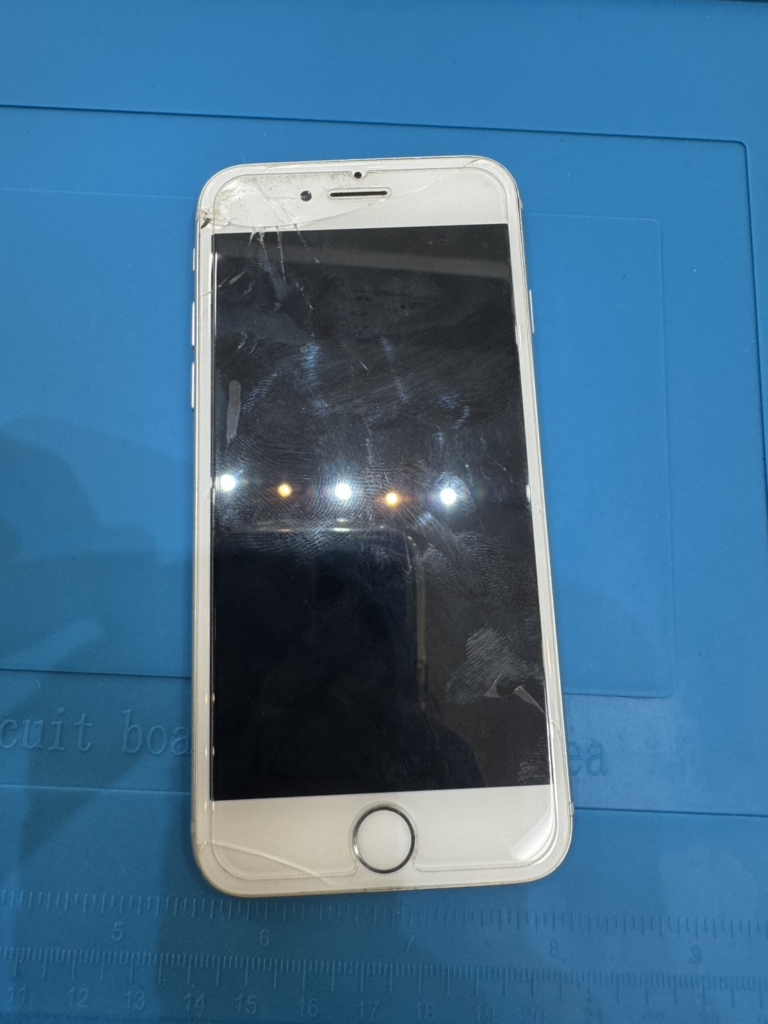 iPhone 8の画面割れ修理とバッテリー交換作業の様子