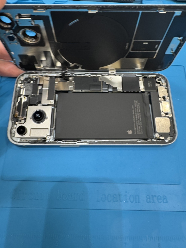 iPhone 15の内部構造とバッテリー交換の様子」「iPhone 15 バッテリー最大容量100%の表示画面