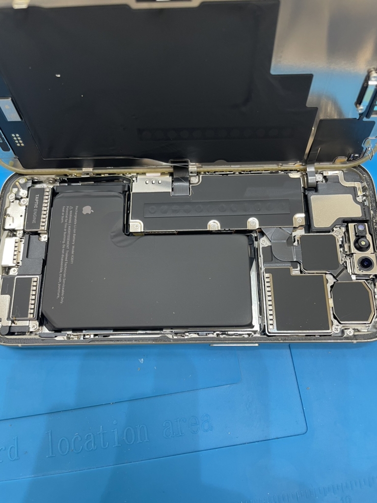 iPhone 15 Pro Maxの画面割れ修理!純正同等の「有機EL(OLED)」で美しさそのままに即日復活|滋賀・東近江市