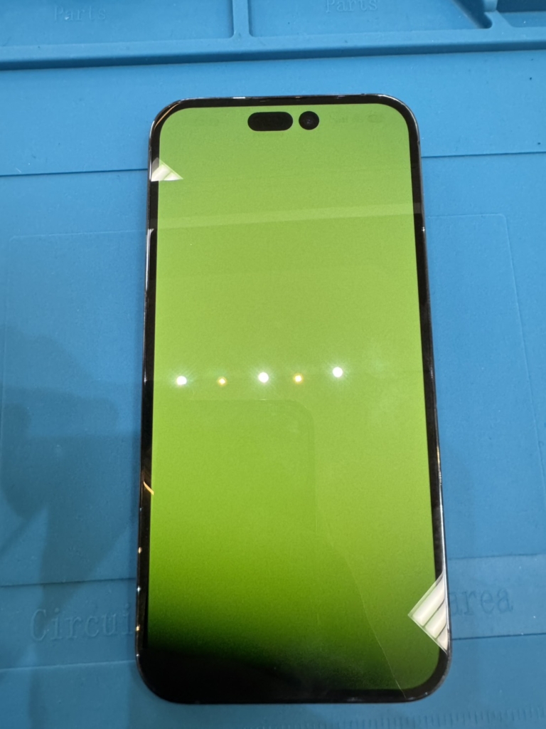 滋賀県東近江市でiPhone 14 Pro Maxの水没復旧・画面修理ならスマホリペアプラス八日市店へ。水没後に画面が緑色に光る、操作が全くできないといった重度なトラブルでも、基板洗浄と新しい画面への交換で大切なデータを取り戻せる可能性があります！