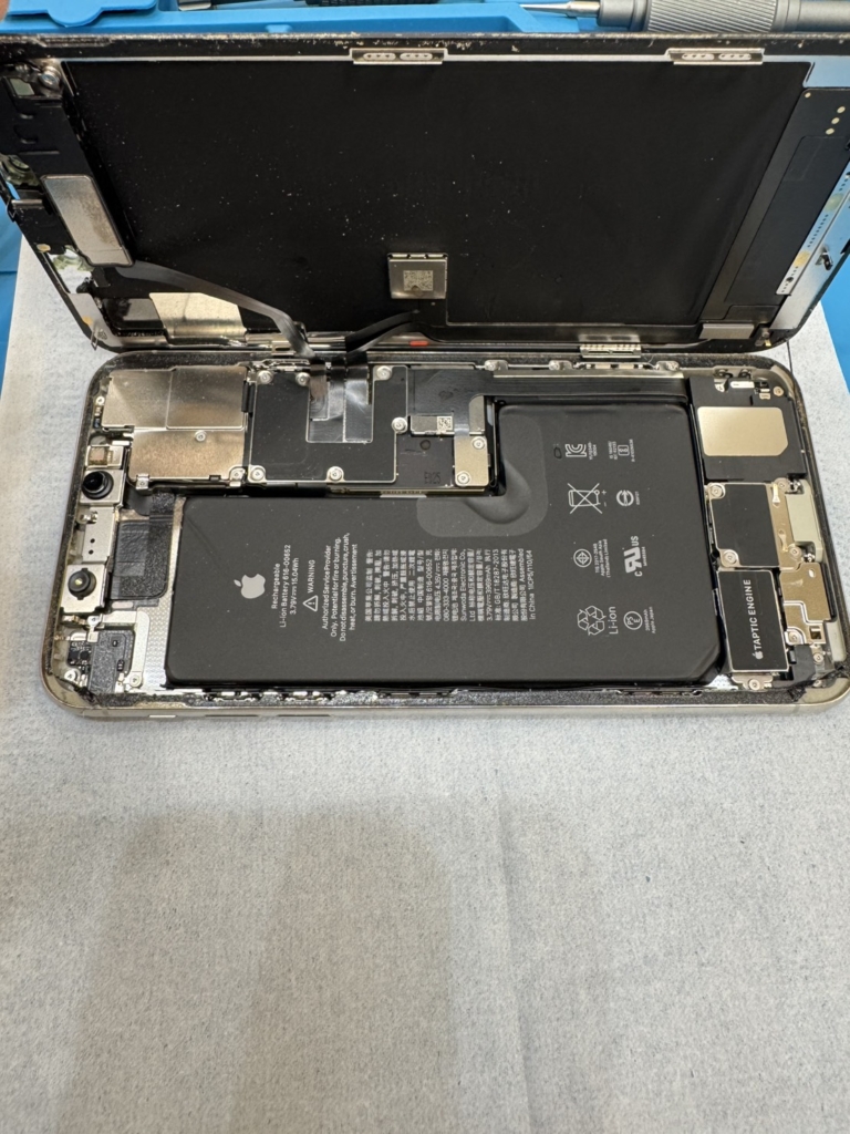 東近江市アル・プラザ八日市のスマホ修理なら「スマホリペアプラス」へ！iPhone 11 Pro Maxの水没トラブルから大切なデータを救出します。飛び込み大歓迎！