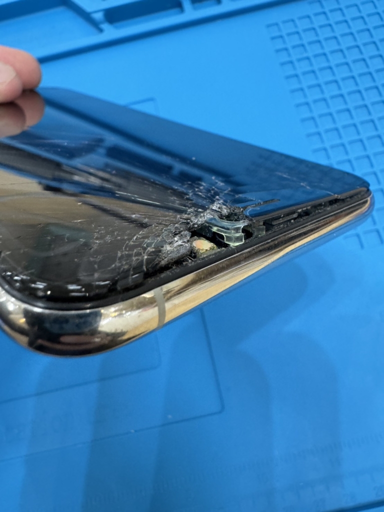 滋賀県東近江市のアル・プラザ八日市店にある「スマホリペアプラス」。iPhone 11 Pro Maxの画面割れ修理を最短即日で対応します!大切なデータはそのまま、Face IDの機能も維持して綺麗に直します。お買い物中にお気軽にご相談ください。