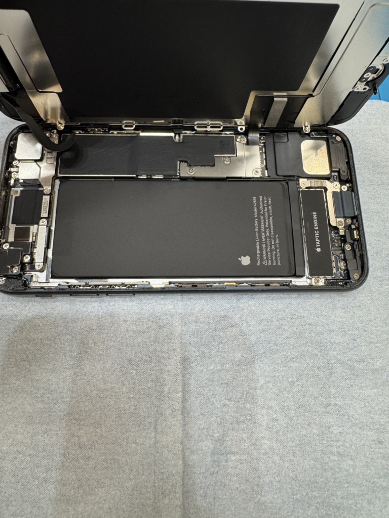滋賀県東近江市のアル・プラザ八日市店にある「スマホリペアプラス」。iPhone SE3の画面割れ修理に対応！当店はiPhone・Android・iPad修理を主力としており、確かな技術でTouch IDも維持。データはそのままで最短即日お直しします。